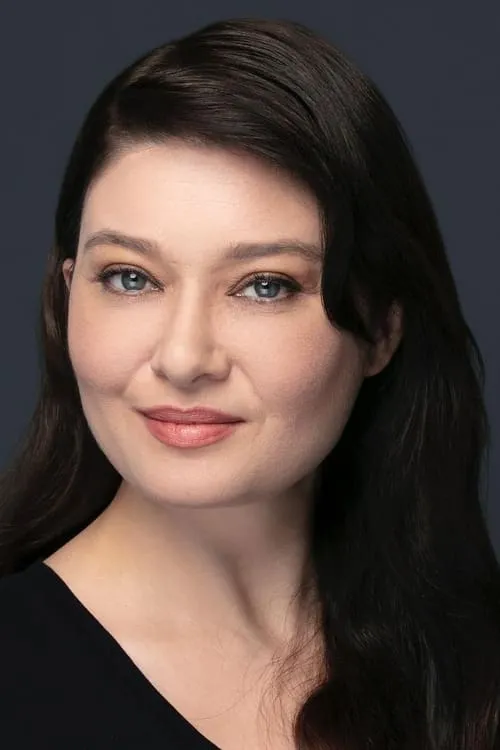 Nurgül Yeşilçay interpretando a Nergis