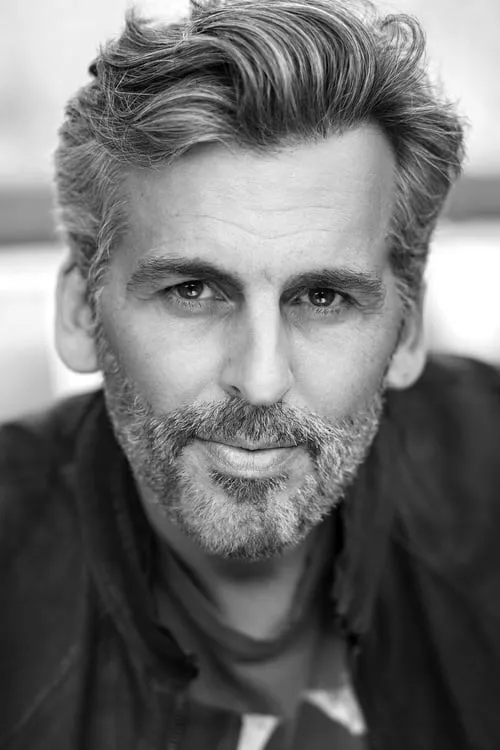 Oded Fehr interpretando a Daran / Narek Zakarian