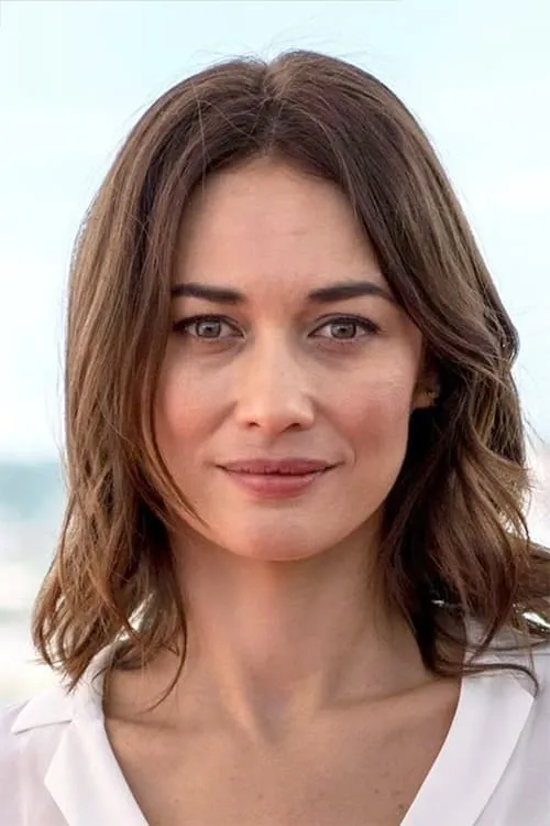 Olga Kurylenko interpretando a 