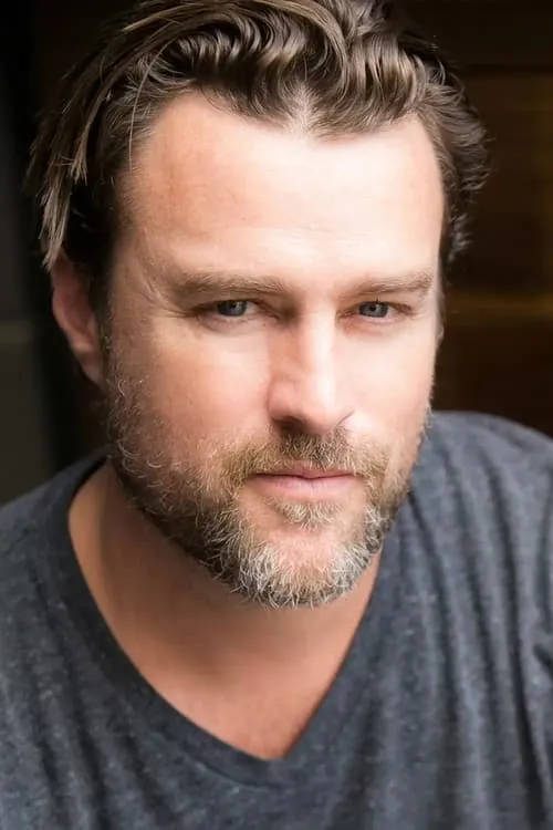 Oliver Macready interpretando a Brandt Von Hoffman