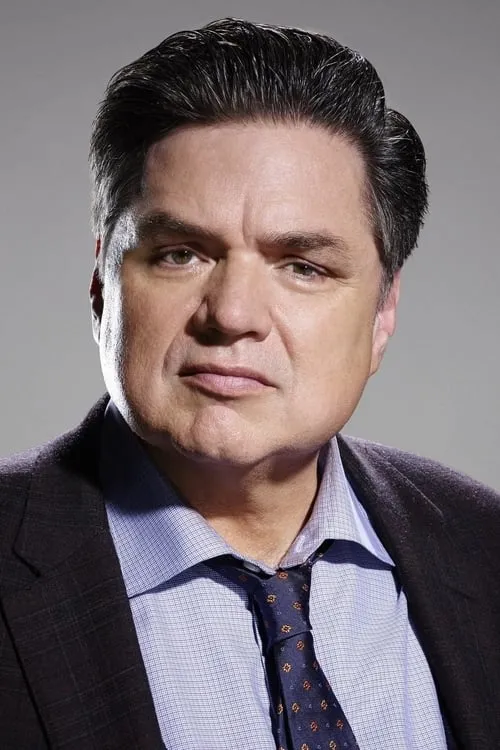 Oliver Platt interpretando a Yaron Svoray