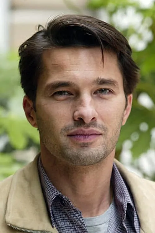 Olivier Martinez interpretando a Colonel Angelo Pardi