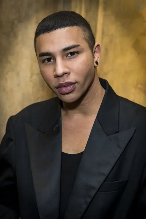 Olivier Rousteing interpretando a Self