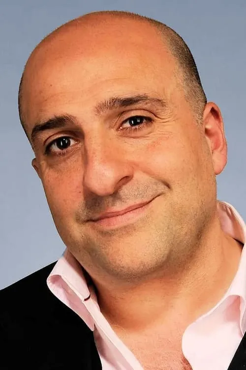 Omid Djalili interpretando a Self