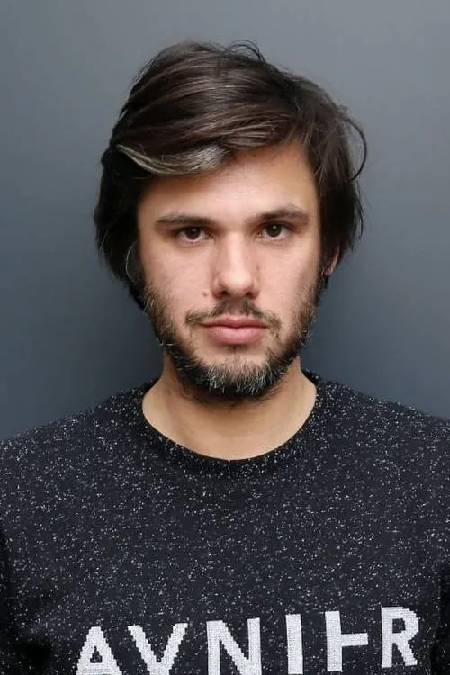 Orelsan interpretando a Orel