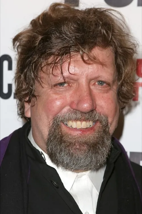 Oskar Eustis interpretando a 