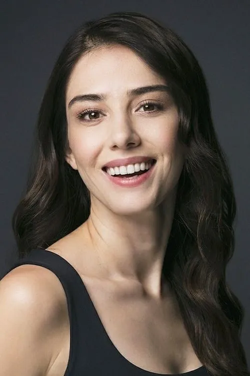 Özge Gürel interpretando a Zeynep