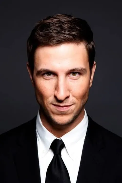 Pablo Schreiber interpretando a Conrad Stevens