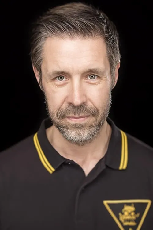 Paddy Considine interpretando a 