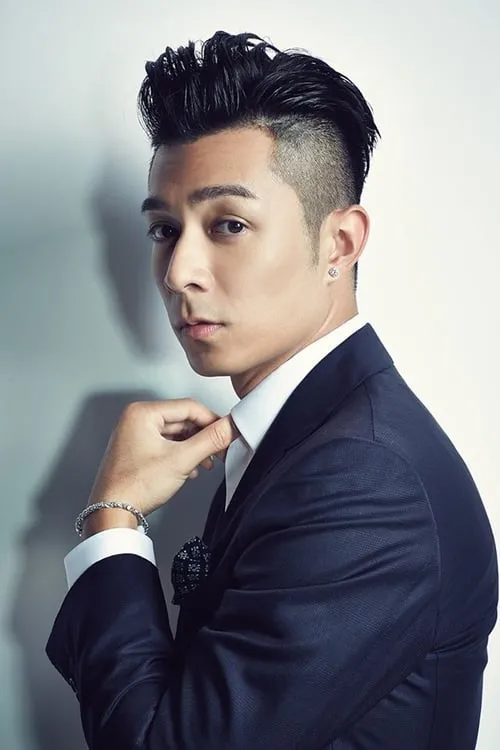 Pakho Chau interpretando a ???