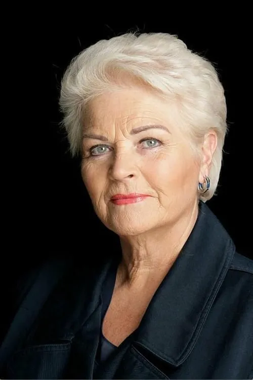 Pam St. Clement interpretando a Pat Evans