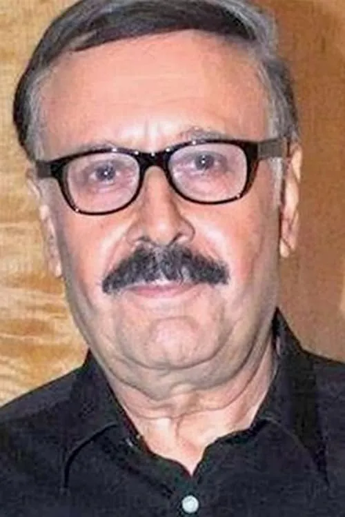 Parikshat Sahni interpretando a Dharam Singh (voiced by Sardar Sohi)