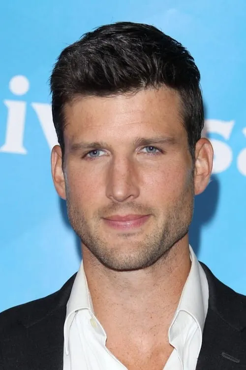 Parker Young interpretando a Tony