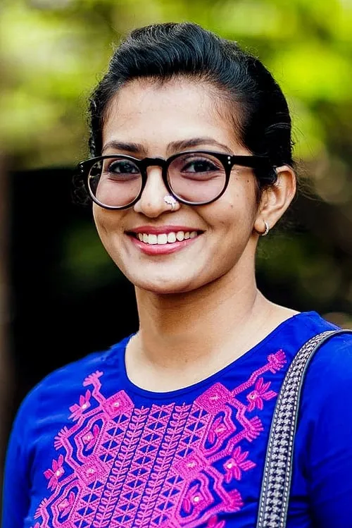 Parvathy Thiruvothu interpretando a Mini