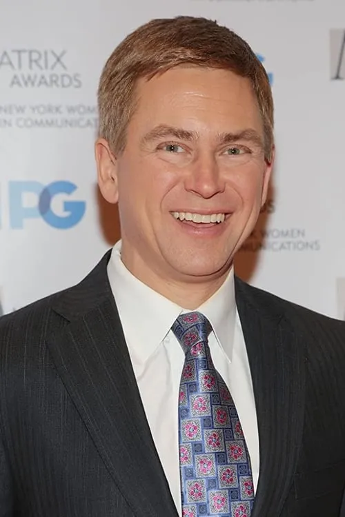 Pat Kiernan interpretando a News Anchor