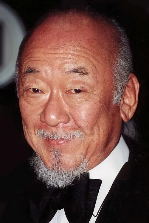 Pat Morita interpretando a Prof. Stevens