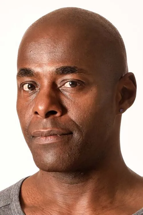 Paterson Joseph interpretando a Busi