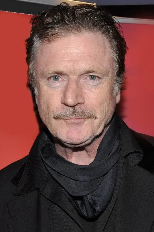 Patrick Bergin interpretando a Patrick