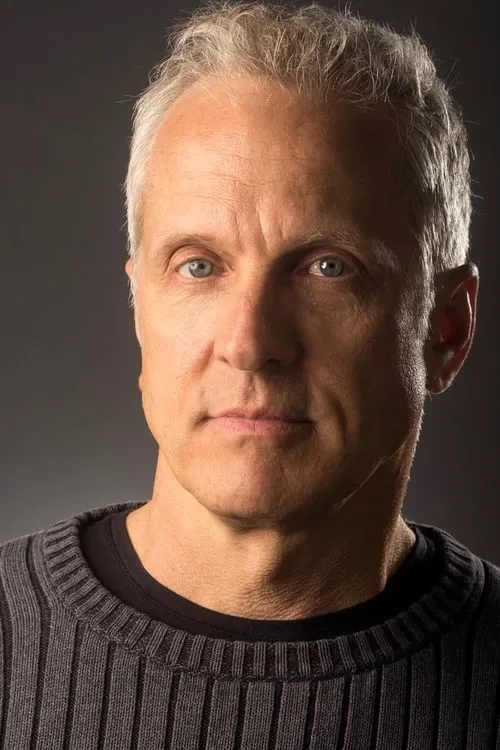 Patrick Fabian interpretando a James Taggart