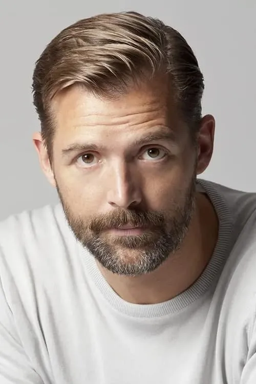 Patrick Grant interpretando a Self