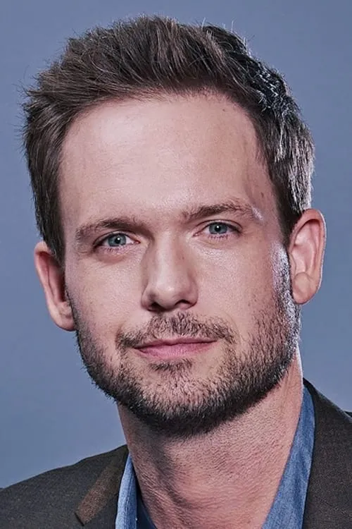 Patrick J. Adams interpretando a Roger Upton