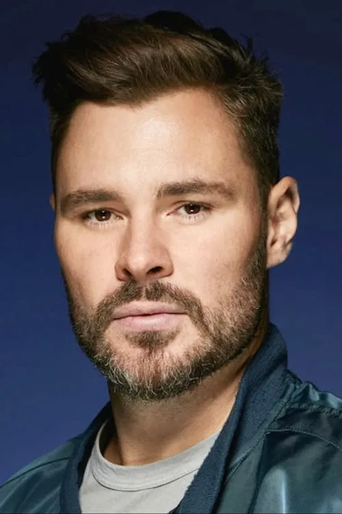 Patrick John Flueger interpretando a Izaak 'Ike' Koffin