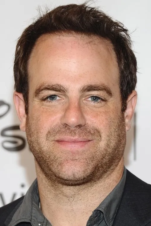 Paul Adelstein interpretando a Ed Laich