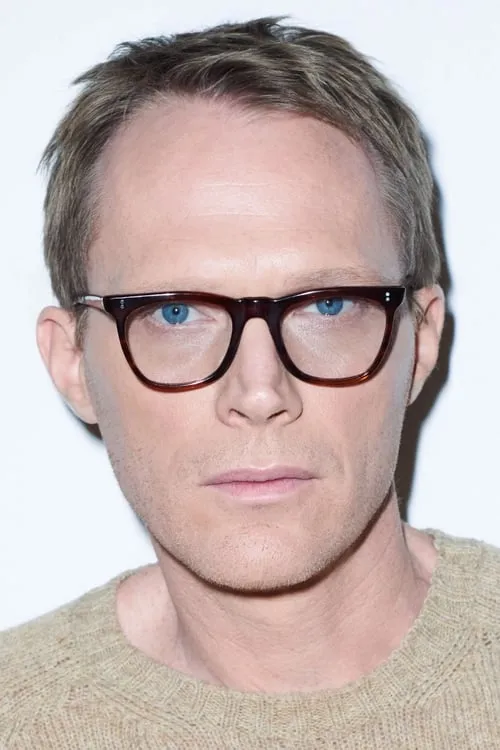 Paul Bettany interpretando a Chester