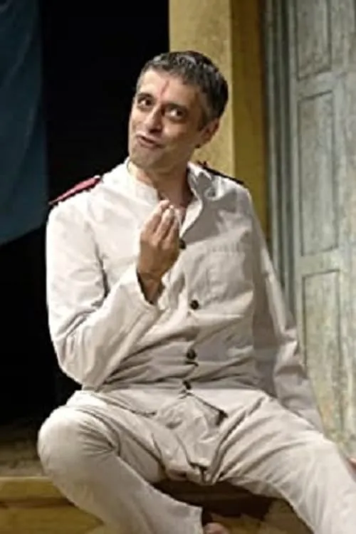 Paul Bhattacharjee interpretando a Benedick