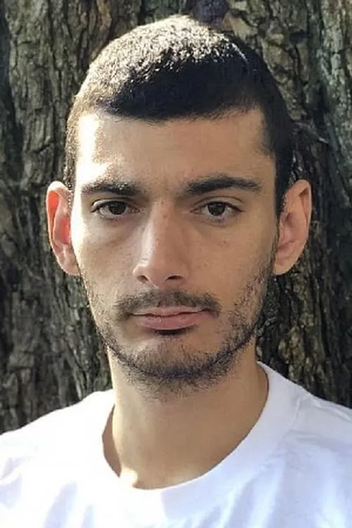 Paul Denino interpretando a Self