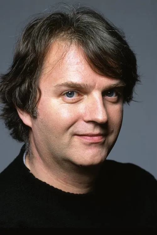 Paul Merton interpretando a Radio announcer & Man on Train