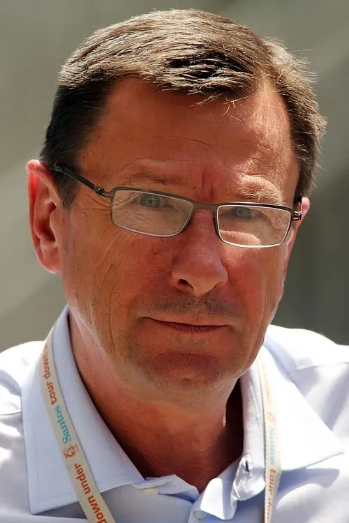 Paul Sherwen interpretando a Himself