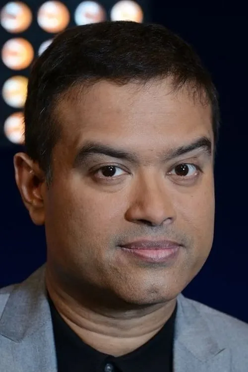 Paul Sinha interpretando a Self