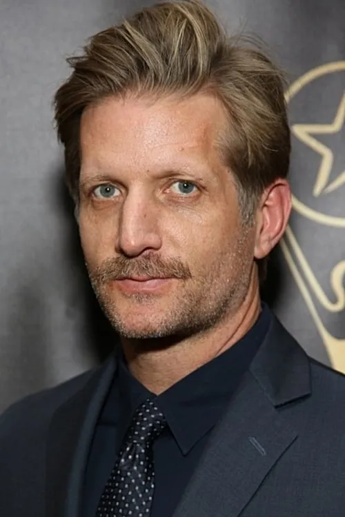 Paul Sparks interpretando a Hubert