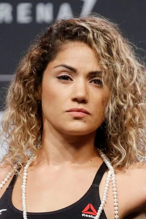 Pearl Gonzalez interpretando a Herself