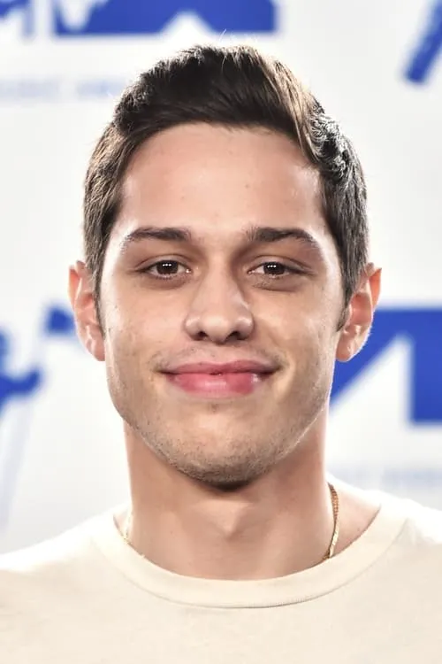 Pete Davidson interpretando a Self