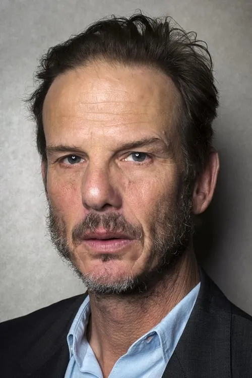 Peter Berg interpretando a Self