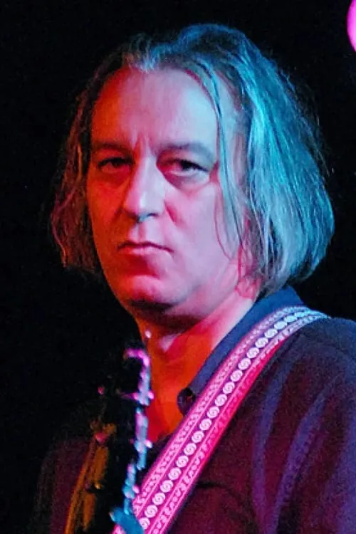 Peter Buck interpretando a Performer