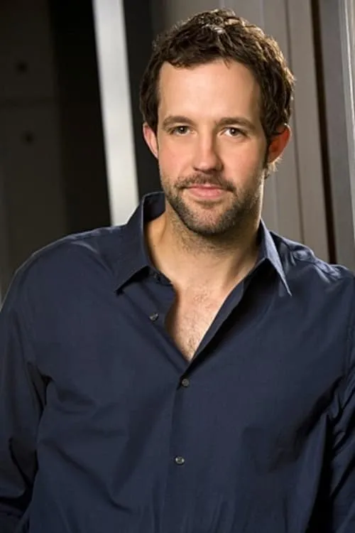 Peter Cambor interpretando a George