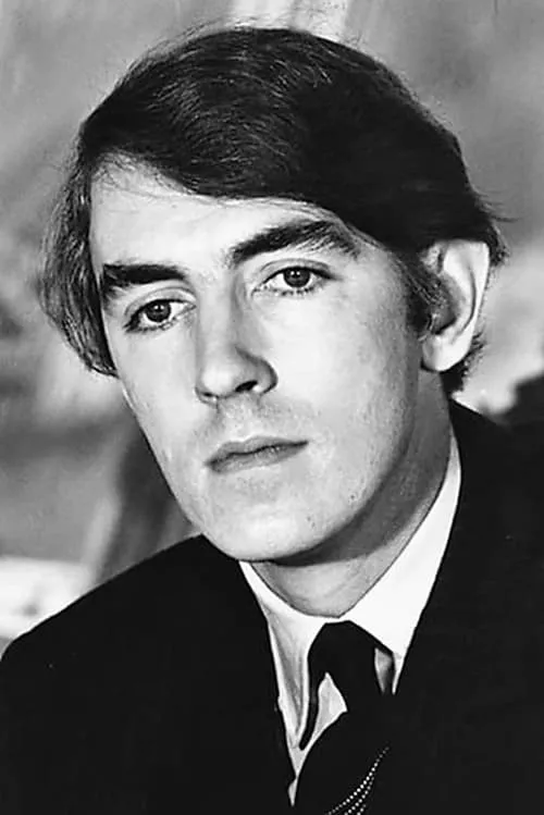 Peter Cook interpretando a Self