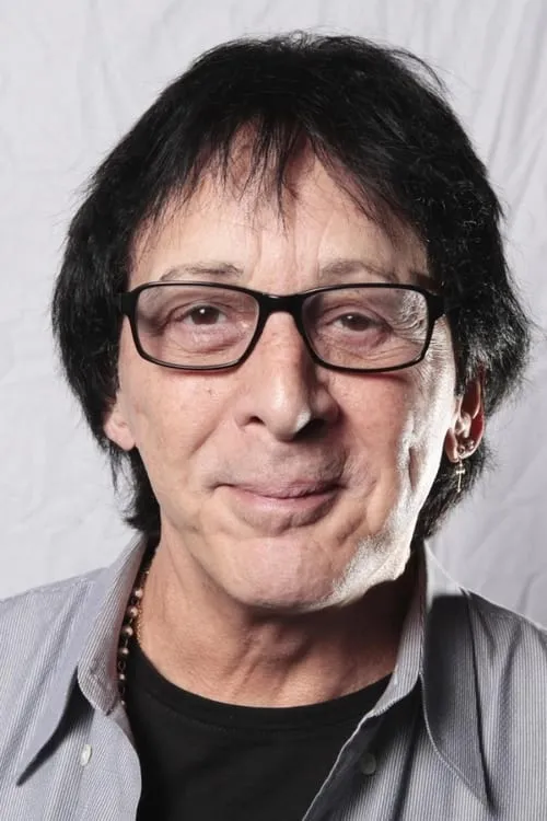 Peter Criss interpretando a 