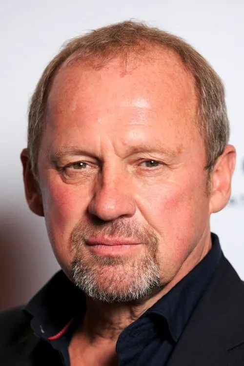 Peter Firth interpretando a Roy