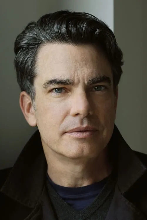 Peter Gallagher interpretando a Caesare