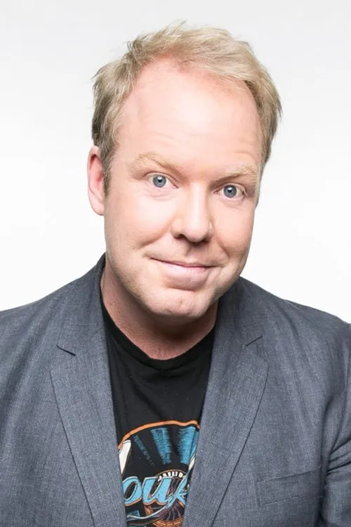 Peter Helliar interpretando a End Devotee