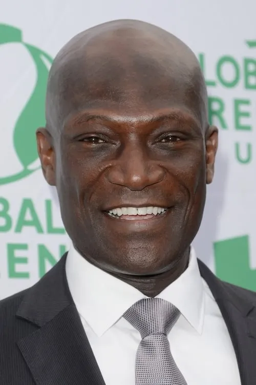 Peter Mensah interpretando a 