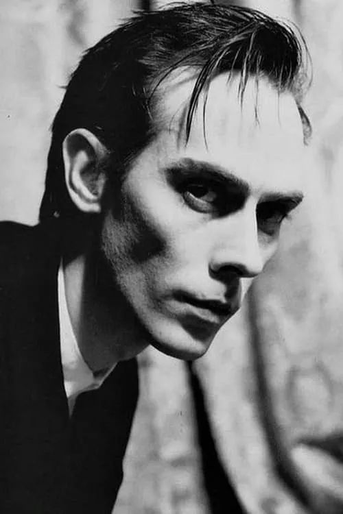 Peter Murphy interpretando a Himself