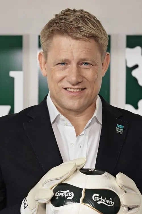 Peter Schmeichel interpretando a Self (archive footage)