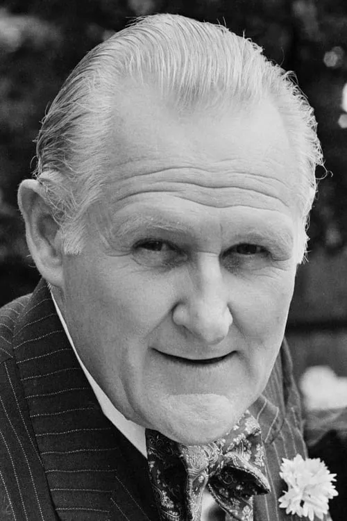 Peter Vaughan interpretando a Inspector Malling