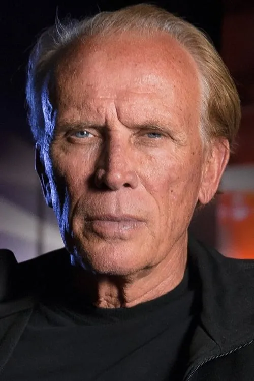 Peter Weller interpretando a Theo Remmington