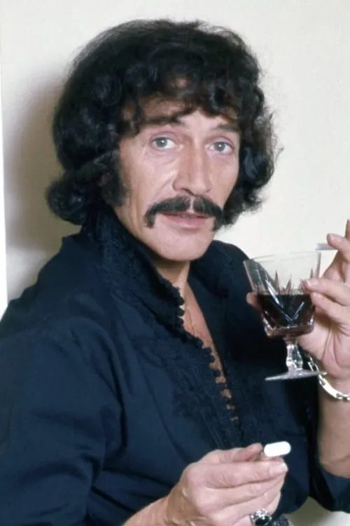 Peter Wyngarde interpretando a Klytus